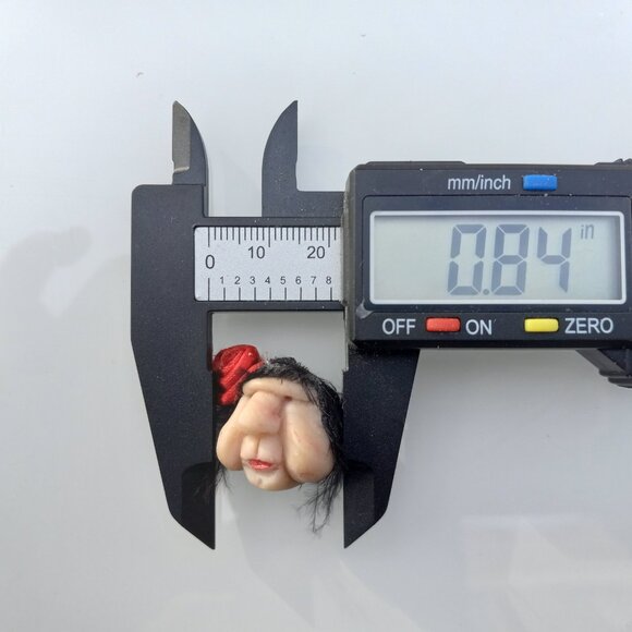 1970s Muppet Face Jolie Laide Pendant Bust of Theatre Ready Lady - Picture 10 of 12